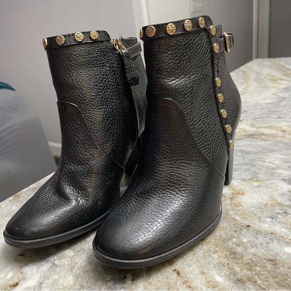 TORY BURCH Mae Black Pebbled Leather Logo-Studded Ankle Boot Bootie Size 5.5M - Picture 3 of 14